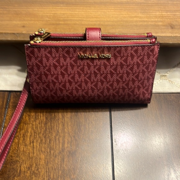 Like new Michael Kors wristlet/wallet - Picture 2 of 10